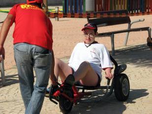  Un voluntari ajuda un jove lleidatà a fer anar la bicicleta.   Xavier Lozano. 