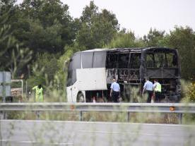  L'autobús cremat a l'A-2 a l'alçada del Bruc.  FOTO: Violeta Gumà.   Violeta Gumà. 