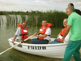  El president del Consell Comarcal del Pla d'Urgell, Joan Reñé, ha estat el primer en provar la navegació de les barques, abans que es posin a disposició del públic dimecres que ve.   Laura Cortés. 