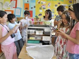  Nens de l'escola de Llívia amb la 'Maleta Pedagògica'.   Salomé Escribà. 