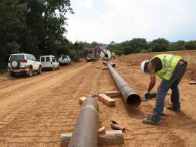  Els operaris estan estenent el cable que formarà el gasoducte arreu del traçat i el van soldant FOTO: Xavier Pi.   Xavier Pi. 