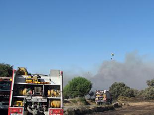  Dotacions terrestres i aèries treballen per controlar el foc a Agramunt, prop del nucli de la Donzell dUrgell   ORIOL BOSCH/ACN 