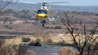  Un helicòpter recollint aigua d'un dipòsit a Guardiola, a tocar de Cabanabona   EDUARD GARCÍA 