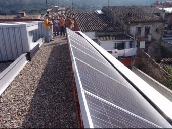 La instal·lació de plaques solars als edificis públics, com aquest de Girona, forma part de moltes Agenda 21. O.M