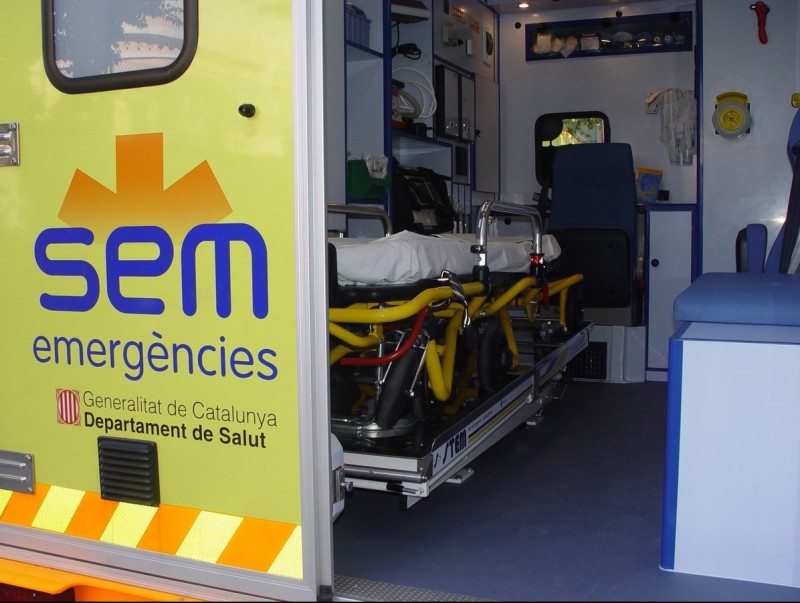 Un dels vehicles del servei d'emergències que pretén suprimir les urgències en moltes poblacions. L. BRUFAU