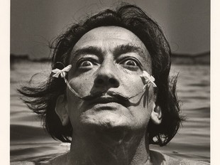 Dalí, banyant-se a Portlligat, l'any 1953.  JEAN DIEUZAIDE