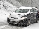  El conductor d'un cotxe empenyent el vehicle sota la nevada a l'eix transversal, a Sant Hilari Sacalm.    EFE 