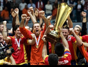 Barrufet, al centre, celebra la victòria en el mundial de Tunísia amb els seus companys d'equip.