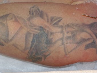 El tatuatge que duia una de les noies assassinades per Eckert, que ha inspirat Capdevila.