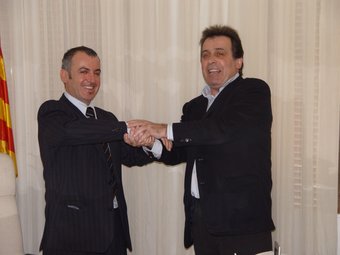 Josep Monreal, a l'esquerra, amb Joan Campolier en el traspàs de l'alcaldia el 2007. T.M