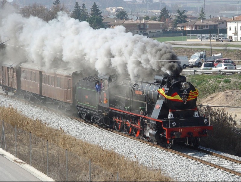 El tren tindrà una màquina de vapor i uns vagons de fusta , semblant al de la imatge. CENTRE D'ESTUDIS DEL FERROCARRIL