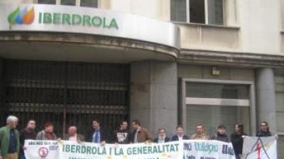 Concentració de FUCAT (Front Unificat contra l'Alta Tensió) davant la seu d'Iberdrola a València. JOSÉ CUÉLLAR