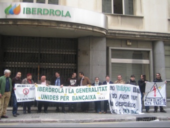 Concentració de FUCAT (Front Unificat contra l'Alta Tensió) davant la seu d'Iberdrola a València. JOSÉ CUÉLLAR