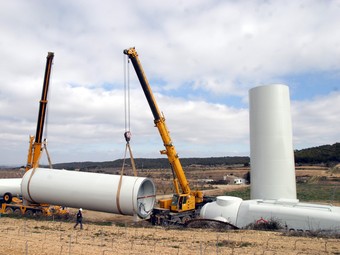 Imatge d'arxiu de la construcció del parc eòlic de Vilalba, ara ja en funcionament.  J.R