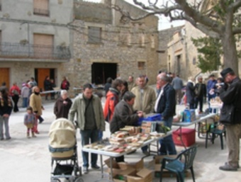 La plaça Major de la vila, acull des de fa cinc anys el mercat d'intercanvi. EL PUNT