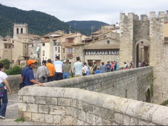 Un grup de visitants al pont vell de Besalú, en una imatge d'arxiu. R. E