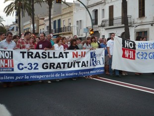 Manifestants a la N-II a Premià, en una imatge d'arxiu. /  A.G