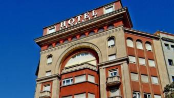 Façana de l'hotel Ultònia, aixecada entre el 1945 i el 1962 segons el projecte d'Ignasi Bosch i Reig.  JORDI SOLER