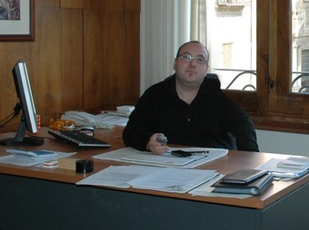 Josep Melero, al despatx que ocupava en l'anterior legislatura a l'Ajuntament. /  R.SANCHEZ