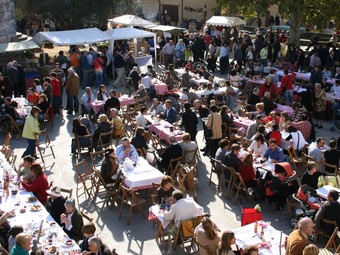 L'esmorzar popular obre la fira del bolet de Sant Sadurní de l'Heura.  PDF