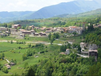 A part del poble, el municipi de Molló té molts nuclis i veïnats dispersos i la orografia de muntanya, a vegades, complica els serveis que s'hi ofereixen. J.C