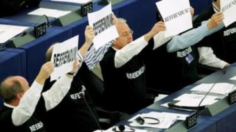 Parlamentaris euuroesceptics reclamant un referèndum a tota la UE pel Tractat de Lisboa.