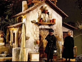 Escena del sereno, el nouvingut i l'hoste a la posada del poble. ARXIU
