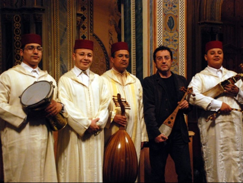 Carles Magraner amb músics àrabs en la presentació de Jaume I. ARXIU