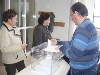 L'autor parla del referèndum d'Arenys i fa referència a les consultes com la d'Horta de Sant Joan –a la imatge– el 2008 en què el 80% de la població va votar contra un parc eòlic.