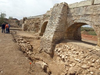 El Pont de les Caixes de Constantí, d'origen romà i amb una posterior construcció medieval.  J. FERNÀNDEZ
