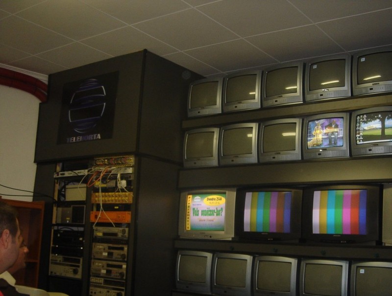 Panell de monitors d'una televisió local. ARXIU