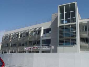 Una imatge de l'edifici de l'escola Serralavella d'Ullastrell que el govern vol que es transformi en institut JORDI ALEMANY
