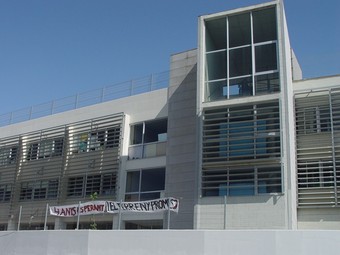 L'actual edifici del CEIP Serralavella d'Ullastrell, amb pancartes reivindicatives.  J.A
