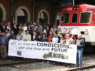 Concentració a Alcoi el 3 de maig de 2008 convocada per la plataforma Salvem el tren .