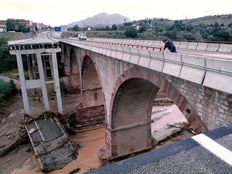 Imatge d'arxiu de com va quedar el pont desp´res de l'esfondrament el juny de l'any 2000. EL PUNT