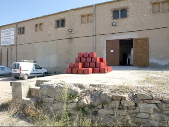 Façana lateral de l'antic celler de Barberà, per on es realitza l'entrada de raïm. J.F