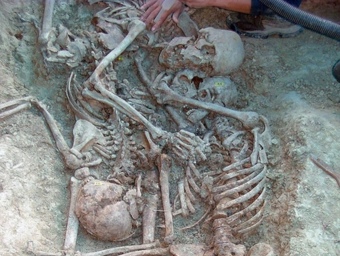 Restes de soldats republicans en una fossa comuna excavada al terme de Gurb, a la comarca d'Osona ACN/ARXIU