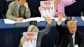Eurodiputats contra la directiva de retorn dels immigrants.