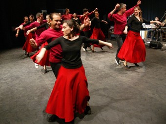 El grup Saragatona, en un dels seus espectacles d'escenari. La jota, ball de festa i de seducció.  A. SEBASTIÀ SARAGATONA