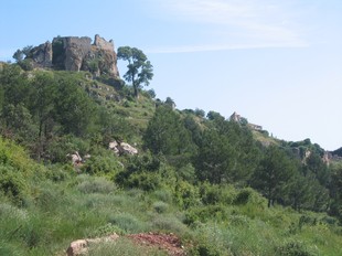 El castell i l'església de Sant Llorenç (a la dreta de la imatge) formen el conjunt de la fortificació.  EL PUNT