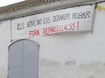 Una de les pancartes que han estat penjades aquests darrers anys a la Bleda.  A.M