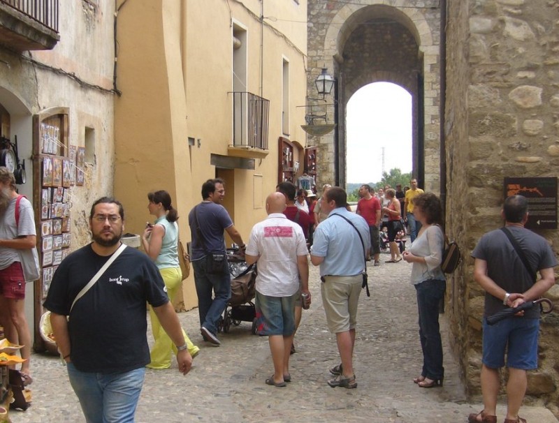 El carrer que dóna al pont Vell , un dels punts més turístics de Besalú. R. E