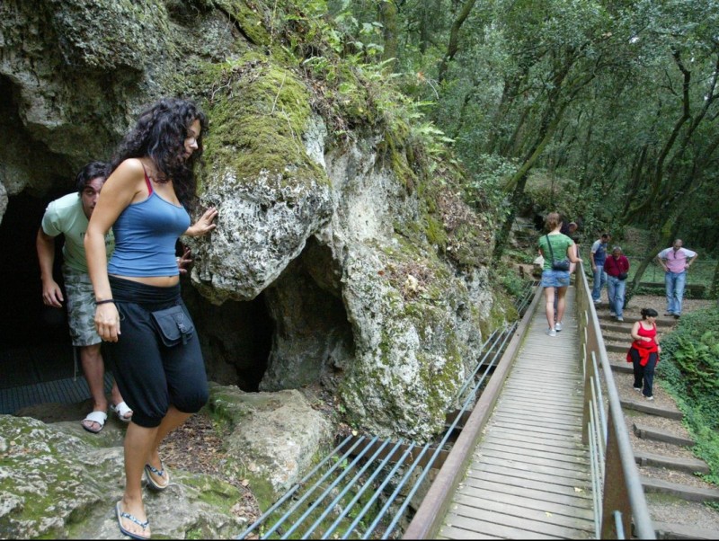 Uns visitants fan part de l'itinerari de les coves prehistòriques de Serinyà MIQUEL RIUZ