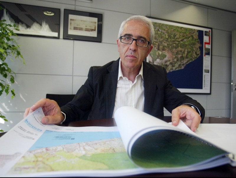 Pere Solà, al despatx que tenia a la conselleria, en una imatge d'arxiu. ANDREU PUIG