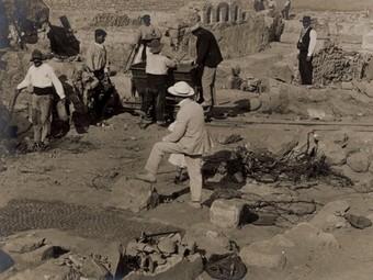 Excavacions a Empúries, a principis de segle XX. A baix, l'Esculapi, i Emili Gandia J. ESQUIROL/ MUSEU D'ARQUEOLOGIA DE CATALUNYA-GIRONA. COL·LECCIÓ ENRIC BOTET I SISÓ