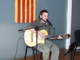 Cesc Freixas en concert a Catalunya Nord convidat per l'Agasalla, els joves del Casal Jaume Primer de Perpinyà. /  ARXIU