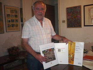 Oriol Carol mostra altres llibres publicats per ell.  LL.A