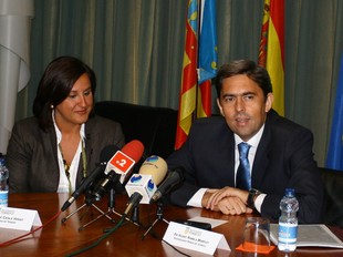 L'alcaldessa de Torrent, Mª Josep Català i el Vicepresident del Consell. / ARXIU.
