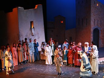 Un detall d'una representació recent dels Pastorets de Figueres al Teatre Jardí en una de les escenes on hi ha més actors junts a dalt de l'escenari. MANEL LLADÓ