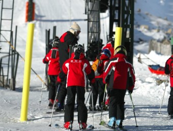 Esquiadors fent cua en un remuntador de Vallter, en una imatge d'arxiu LLUÍS SERRAT